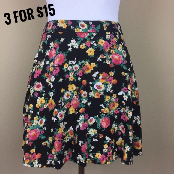 Forever 21 Dresses & Skirts - 🛍 3 for $15 🛍 F21 Floral Black Skater Skirt